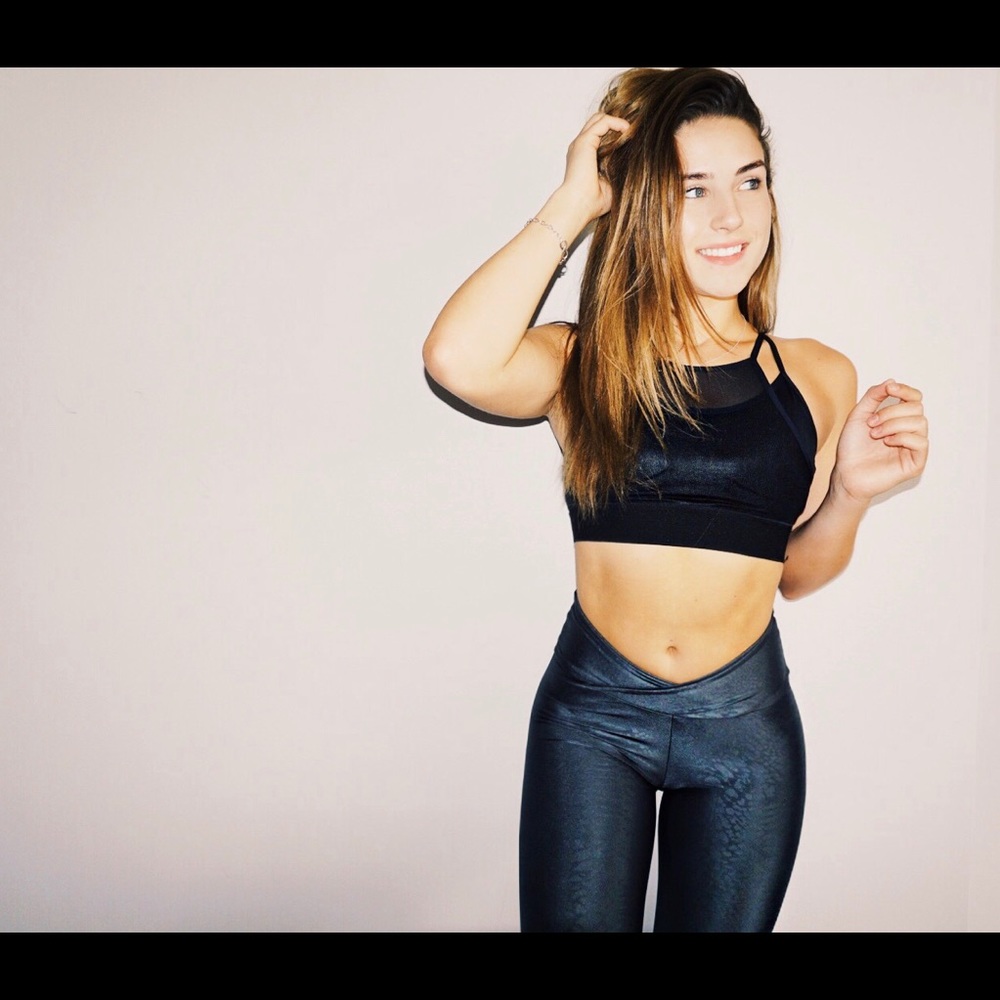 On Fit Cute Criss cross leggings!!!